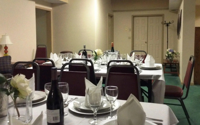 Pointes North Inn