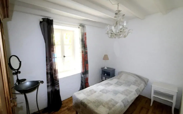 Blanquefort Woodland Hill Retreat