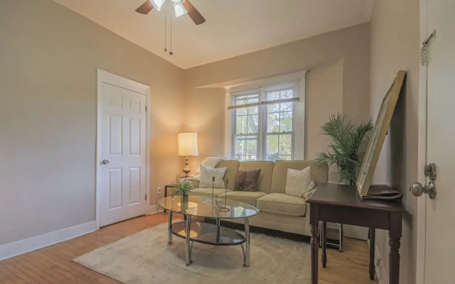 Peaceful One Bedroom Home Near Chicago