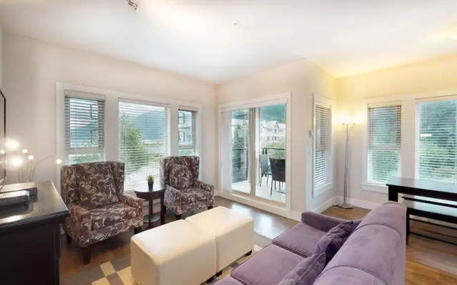 Harrison Lake View Suites