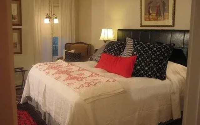 Baileys Uptown Inn