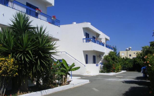 Отель Flokkas Hotel Apartments Кипр, Протарас - отзывы, цены и фото номеров - забронировать отель Flokkas Hotel Apartments онлайн вид на фасад