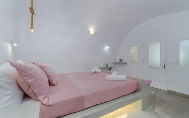 Fira-cave-sleeps 13-parking-pool-pet Friendly