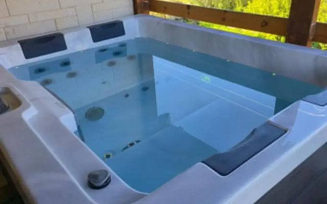 Zaros Traditional House - Private Hot Tub Retreat
