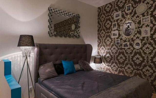 PARKING, AC, 2 Bedroom design flat in the center