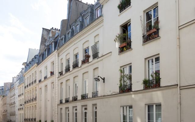 Отель Luxury 3 Bedroom 2 Bathroom - AC - Louvre & Marais вид на фасад