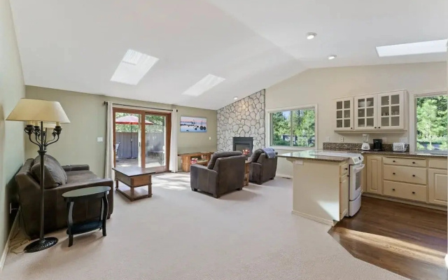 Bright Retreat Hot Tub Plus Sharc Access