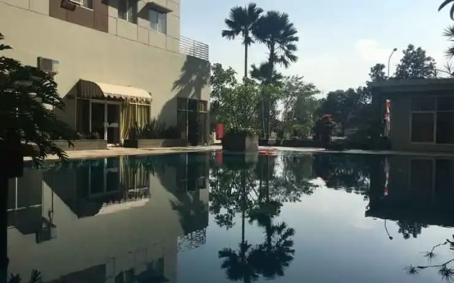 Cozy 2BR Apartment at Pinewood Jatinangor By Travelio