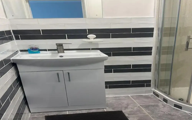 Apartment - Sleeps 2 - Acton Park & Stn Close
