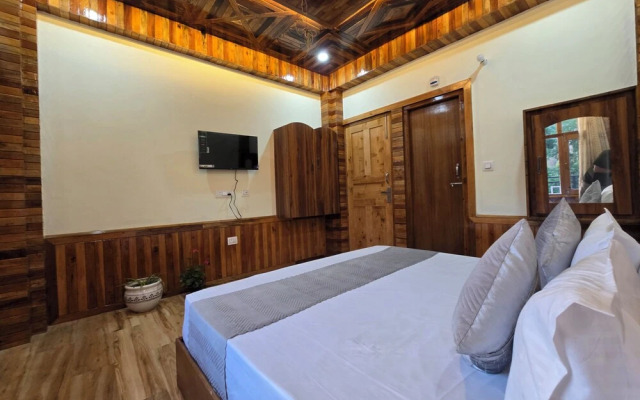 The Wooden Nook Chail