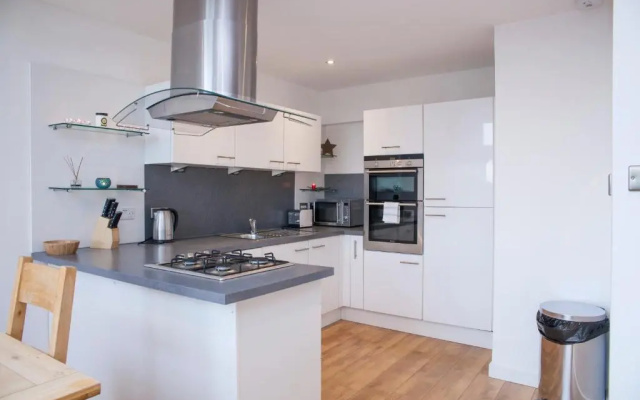 CITY CENTRE APARTMENT with Free Secure Underground Parking