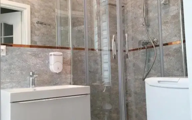 Hostel Tulip - Pokój 2 ze wspólną łazienką i kuchnią