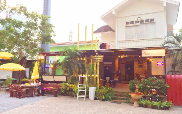 Отель FIRST 1 Boutique House at Sukhumvit 1 вид на фасад