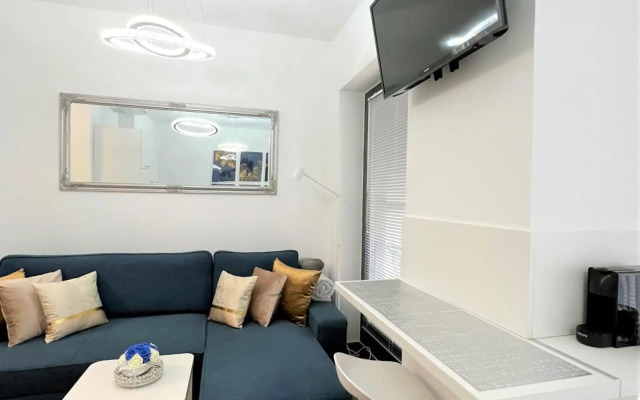 Luxury 5 Star Studio in the City Center with Pool