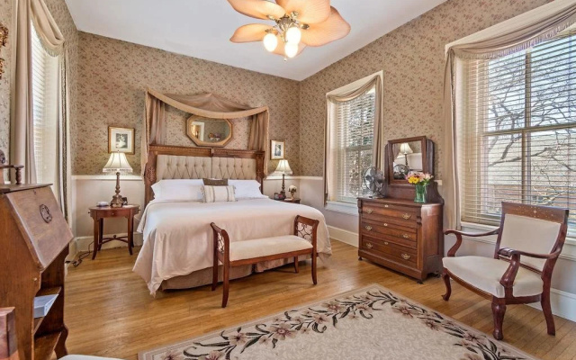 Lovelace Manor Bed and Breakfast