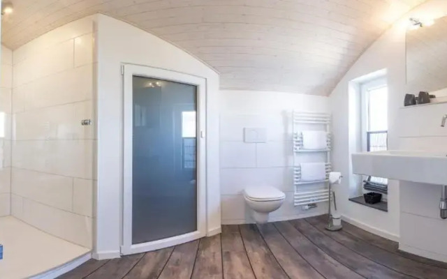 KYST 5410 Floating Home 1