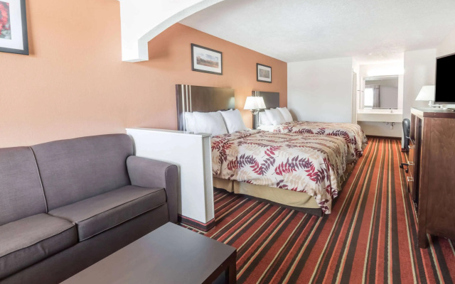 Days Inn & Suites by Wyndham Winnie