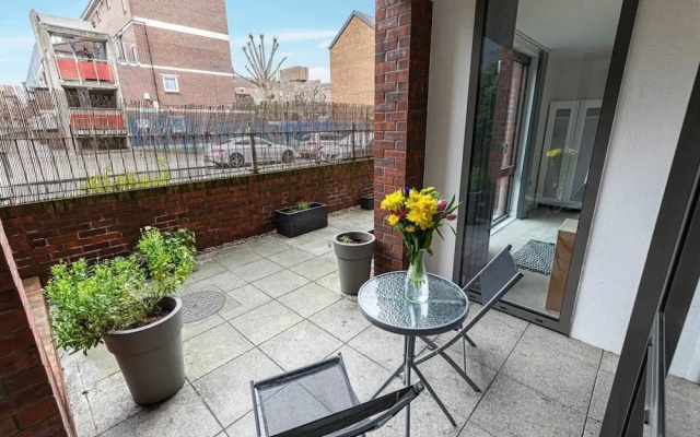 Stylish 2-bed Flat w/ Terrace in South East London