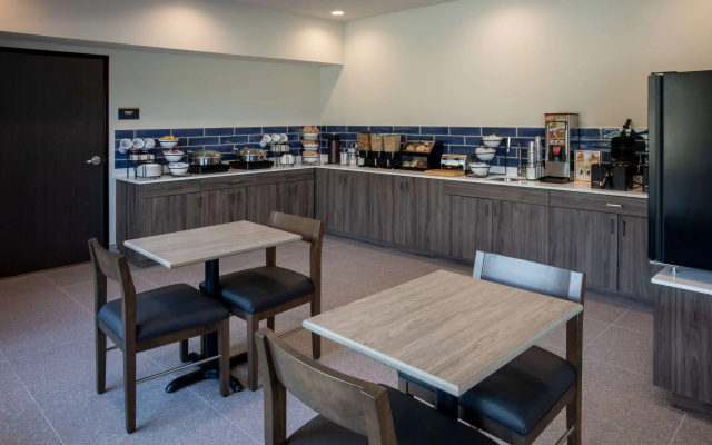 GrandStay Hotel & Suites