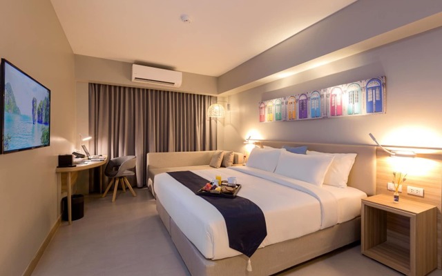 Oakwood Hotel Journeyhub Phuket Патонг комната для гостей