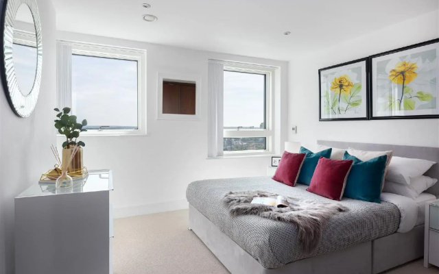 Lovely 2-Bed/2-Bath Apartment In Lincoln Plaza