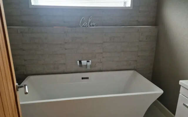 Luxury Lodge - Sleeps 4, hot tub & Parking