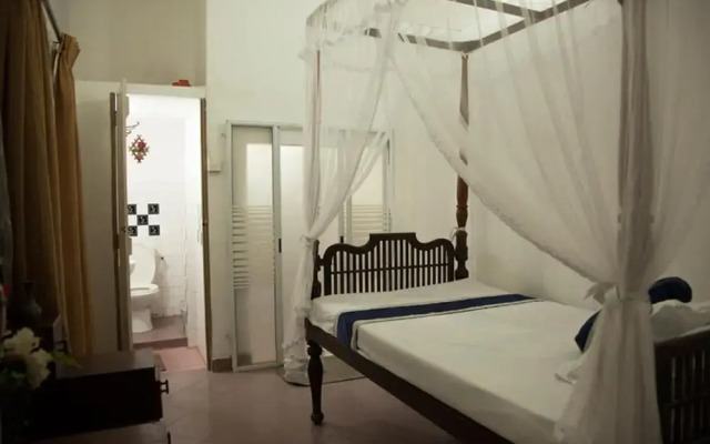 Lavinia Beach Hostel