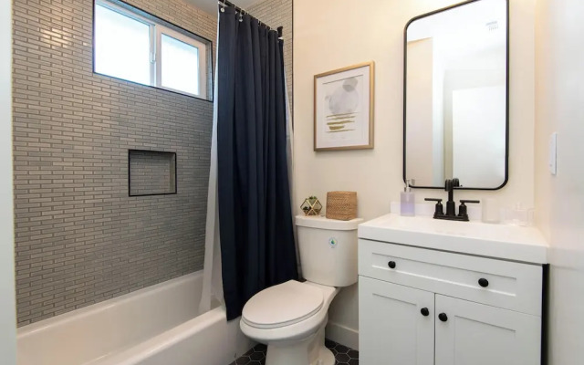 Wonderful 2-BR Apt Near Dodger
