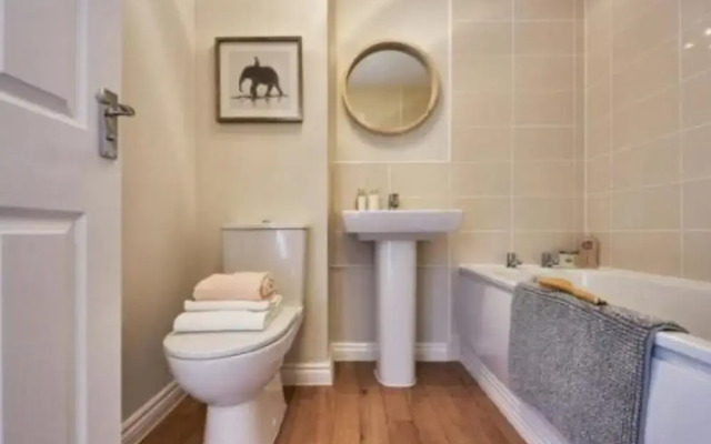 Room in Guest Room - Single Room in 3-bed Home, Full Kitchen, Shared Bathroom