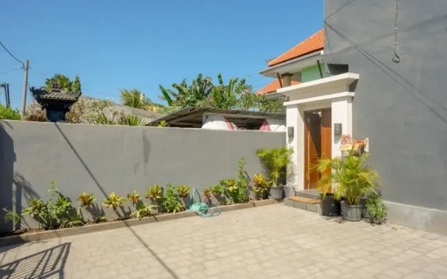 RedDoorz near Mertasari Beach