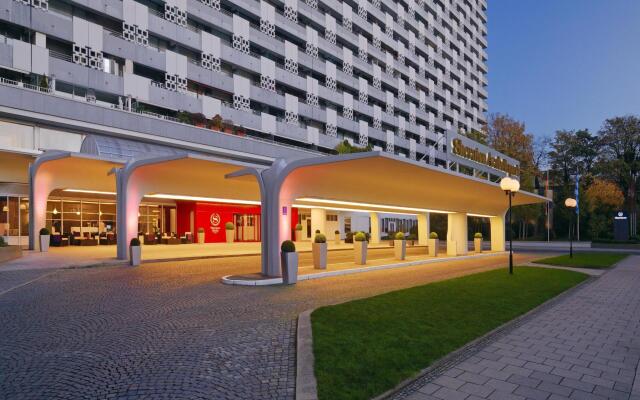 Sheraton Munich Arabellapark Hotel вид на фасад