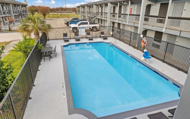 Super 8 by Wyndham Texas City/Galveston Area