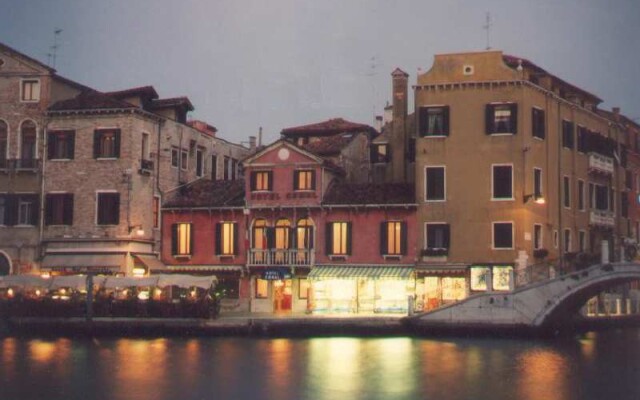 Hotel Canal & Walter вид на фасад