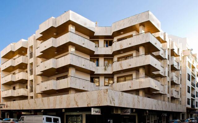 Отель Apartamentos Los Robles вид на фасад