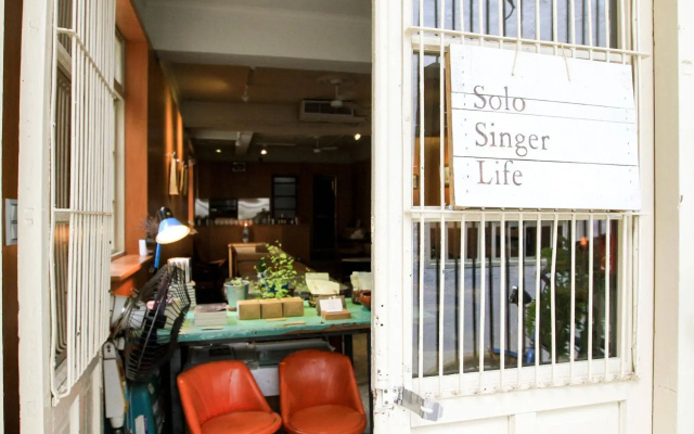 Solo Singer Hotel