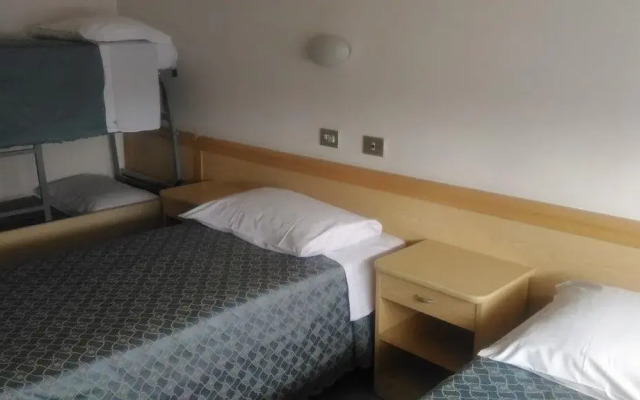 R&B Hotel
