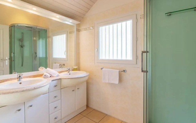 Villa for 6 People With Swimming Pool