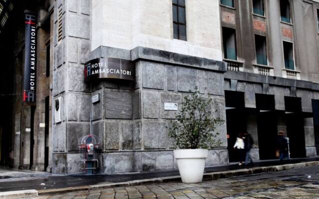 Отель IH Hotels Milano Ambasciatori вид на фасад