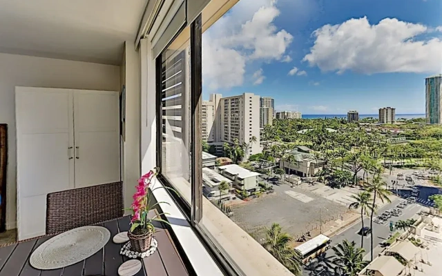 Hawaiian Monarch 1604 Condo by Redawning