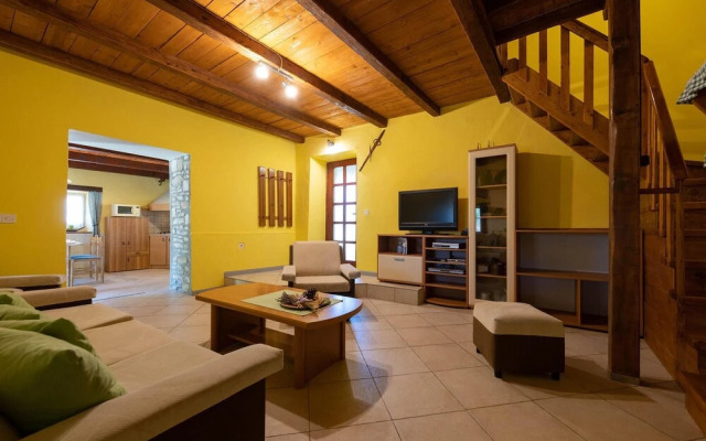 Stunning Home in Sarici With Wifi and 2 Bedrooms