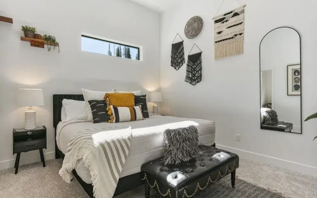 9005B - Luxury Two Bedroom + Den 2 Home