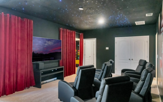 7 Bedrooms- 5,5 Bathrooms Solterra 7599 Ol
