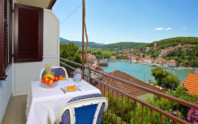Apartment Vibo - parking and barbecue: A5 Vinka 4 Jelsa, Island Hvar