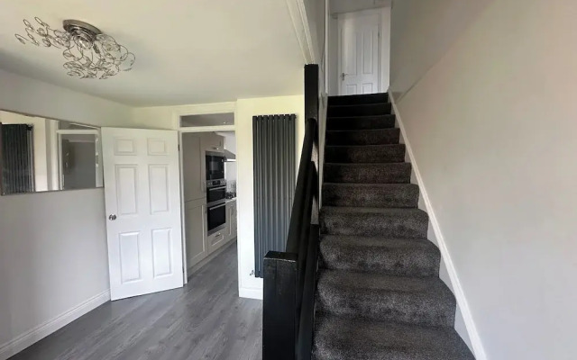Housesleeps6-freeparking-wifi-contractors-garden