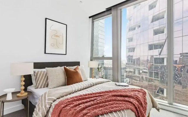 A Stylish 3BR Apt With Harbour Views, Free Parking