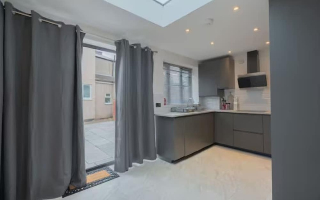 Luxury 3BR W Garden Parking Near Spurs Stadium