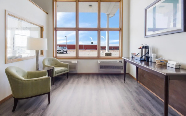 Alliance Hotel & Suites, a Howard Johnson by Wyndham
