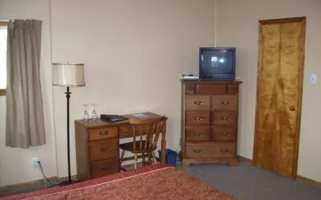 Loyalist Inn & Suites