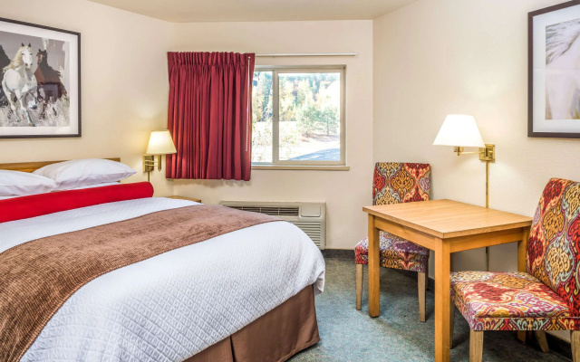 Super 8 By Wyndham St. Regis