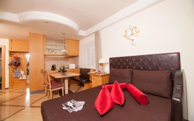 Отель Familien-Wellness Residence Tyrol Натурно комната для гостей